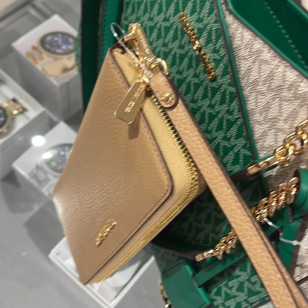MICHAEL KORS LARGE TRAVEL CONTINENTAL WRISTLET WALLET PHONEHOLDER CAMEL
